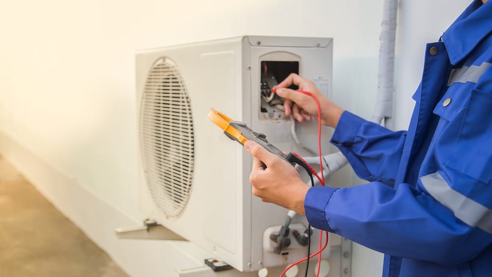 technicien-maintenance-thermopompe-verification-etat
