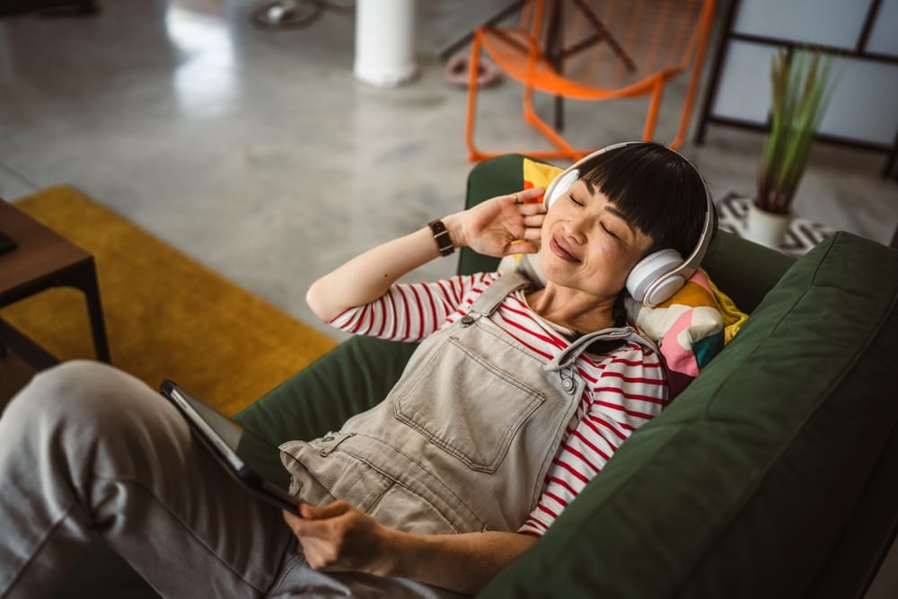 femme-relaxant-canape-interieur-confortable-chauffe-thermopompe