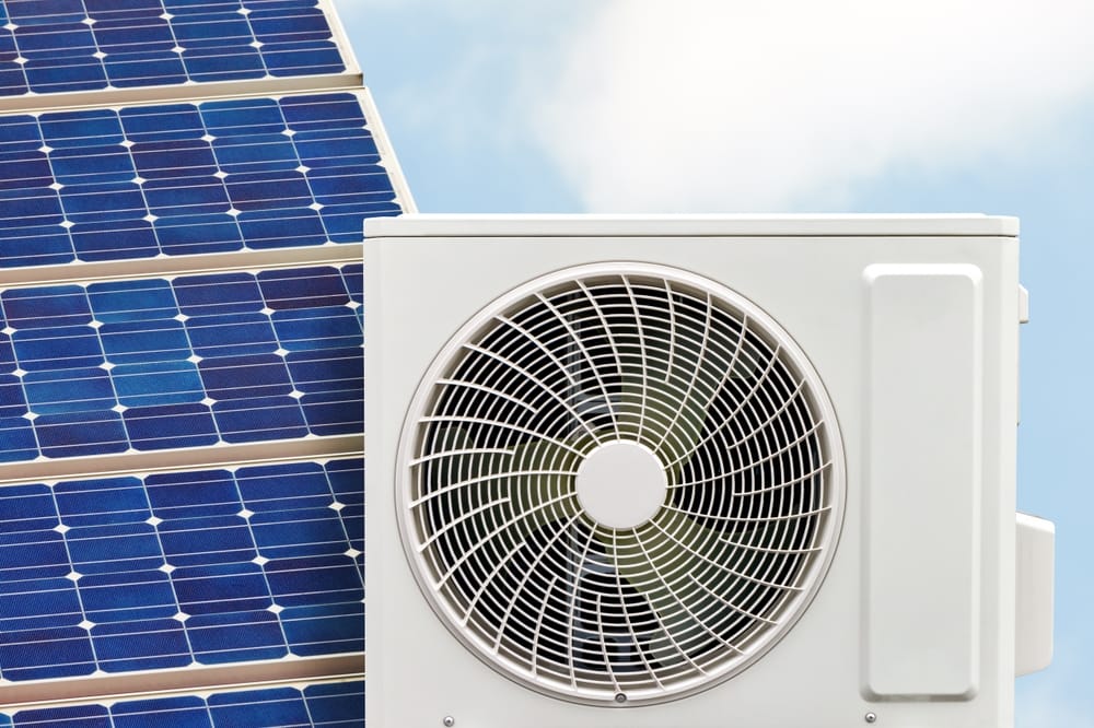 thermopompe avec panneau solaire devant un ciel bleu