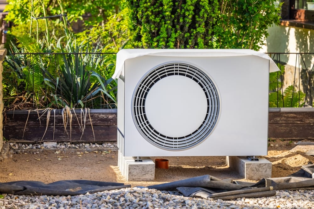 Thermopompe installée à l’extérieur d’une maison, énergie verte et renouvelable.